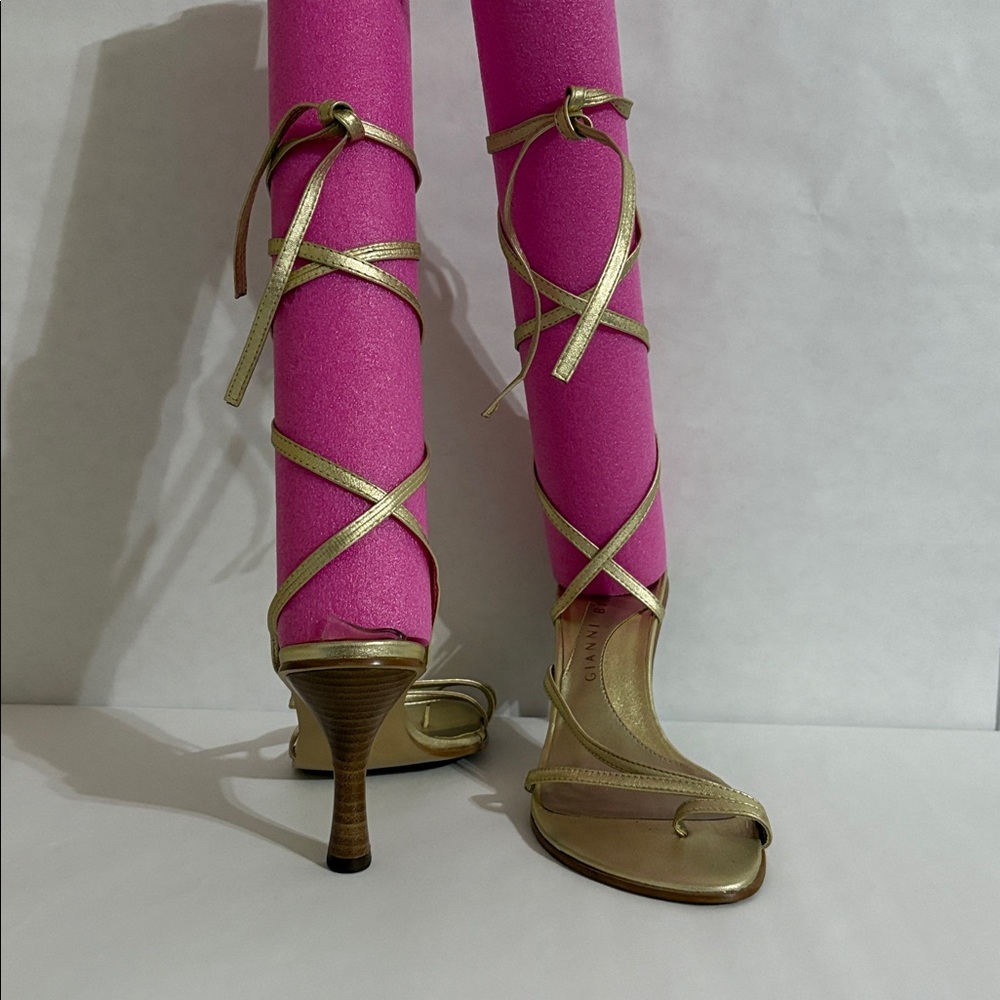 Gianni Bini Gold Strappy Sandals Wrap Around Metallic Sexy Party Size 7